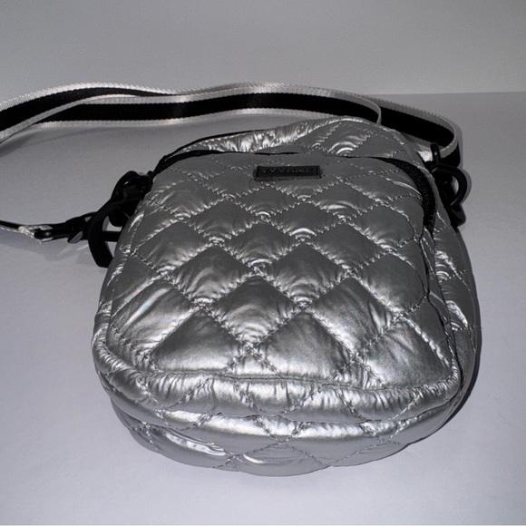 Vooray Core Crossbody Bag Quilted Silver unisex - Picture 6 of 10